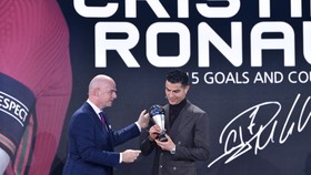 Chủ tịch FIFA Gianni Infantino trao giải thưởng đặc biệt cho Ronaldo