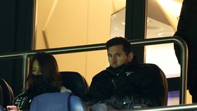 Lionel Messi theo dõi trận thắng Brest trên khán đài
