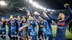 Các cầu thủ Napoli mừng ngôi đầu bảng