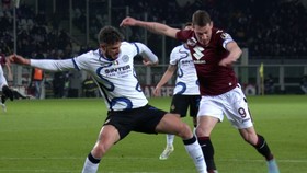 Inter may mắn tránh bị phạt đền khi  Andrea Ranocchia kê chân Andrea Belotti