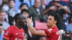 Sadio Mane (trái) ăn mừng bàn thắng ở Wembley