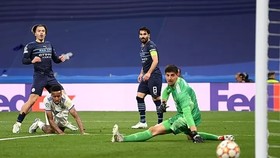 Thủ môn Thibaut Courtois của Real Madrid cản phá cú sút của Jack Grealish