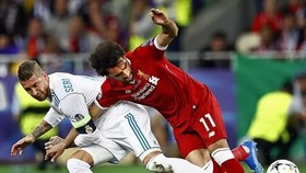 Pha tiểu xảo của Sergio Ramos khiến Mo Salah trật xương vai