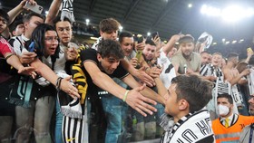 Paulo Dybala chia tay người hâm mộ Juventus trong nước mắt