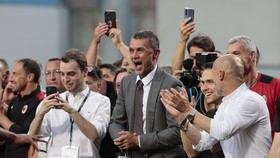 Paolo Maldini (giữa) là nhân tố quan trọng giúp phục hưng AC Milan