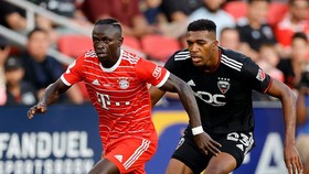 Sadio Mane vượt qua hậu vệ đối thủ trong trận Bayern thắng DC United 6-2