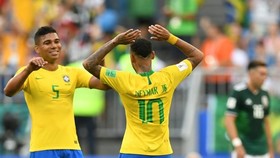 Casemiro và Neymar trong màu áo tuyển Brazil