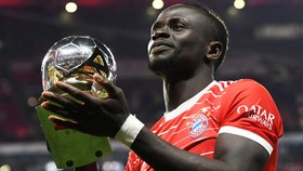 Sadio Mane nhận chiếc Siêu cúp Đức