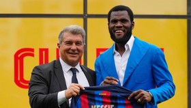 Franck Kessie (phải) có thể đpơn phương kết thúc hợp đồng với Barcelona