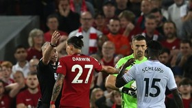 Darwin Nunez (27) lãnh thẻ đỏ vì thiếu kềm chế
