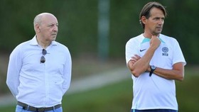 HLV Simone Inzaghi (phải) và Giám đốc điều hành Beppe Marotta trên sân tập Inter Milan