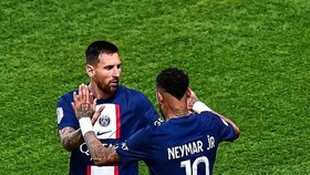 Messi và Neymar ăn mừng bàn thắng ở PSG