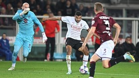 Messias ghi bàn sau tình huống kéo ngã hậu vệ Torino