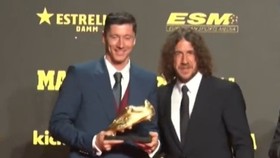 Robert Lewandowski và Carles Puyol