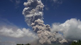 Trong những ngày vừa qua, các dòng nham thạch cao từ 200-500m đã liên tiếp phun trào tại núi lửa Mayon. Ảnh: Radio New Zealand