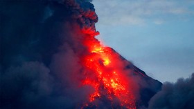Núi lửa Mayon phun nham thạch. Ảnh: Philstar.com