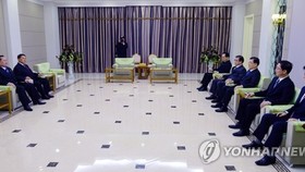 Đoàn đặc phái viên của Hàn Quốc được đón tiếp ở Triều Tiên. Ảnh: Yonhap