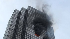 Lửa bùng phát trên tầng 50 của Tháp Trump ở ở quận Manhattan. Ảnh : INDIPENDENT