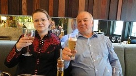 Cựu điệp viên người Nga Skripal và con gái. Ảnh: Supplied