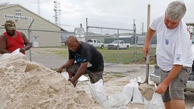 Người dân hạt Harrison, bang Mississippi chuẩn bị bao cát chắn bão. Ảnh: ABC News