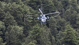 Hiện trường nơi trực thăng bị rơi được chụp tại Kusatsu, tỉnh Gunma. Ảnh: Mainichi