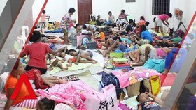 Người dân Philippines tại các trung tâm tránh bão. Ảnh: Channel News Asia