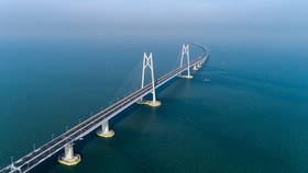 Trung Quốc khánh thành cây cầu vượt biển dài nhất thế giới nối Hong Kong với đại lục