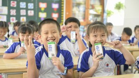 Chương trình Sữa học đường TPHCM được triển khai trên 24 quận huyện từ tháng 11-2020
