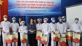 Phó Chủ tịch nước Đặng Thị Ngọc Thịnh trao quà Tết cho người lao động và con em của nhân viên Nhà máy sữa Vinamilk tại Bình Dương