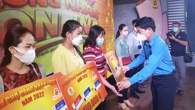Tặng 4.000 phần quà tết cho người lao động, đoàn viên khó khăn