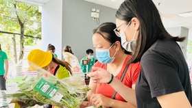 Người dân chọn mua rau an toàn ở các cửa hàng thực phẩm Co.op Food