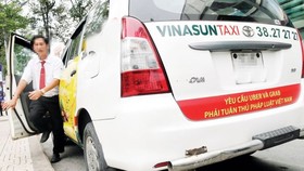 Taxi truyền thống dán biểu ngữ phản đối taxi công nghệ gây chú ý dư luận những ngày qua