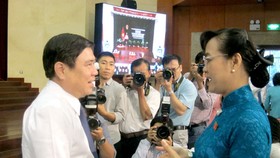 Chủ tịch HĐND TPHCM Nguyễn Thị Quyết Tâm trao đổi cùng Chủ tịch UBND TPHCM Nguyễn Thành Phong trước giờ khai mạc kỳ họp.