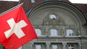 Cờ Thụy Sĩ được treo trước Ngân hàng Quốc gia Thụy Sĩ (SNB) tại Bern. (Nguồn: Reuters)