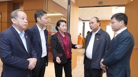 Thủ tướng Nguyễn Xuân Phúc và Chủ tịch Quốc hội Nguyễn Thị Kim Ngân cùng các đại biểu Quốc hội bên lề phiên họp.