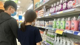 Khách tìm mua nước rửa tay sát khuẩn (chiều 18-2) tại siêu thị Co.opmart trên đường Nguyễn Ảnh Thủ, quận 12