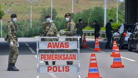 Cảnh sát và binh sỹ phong tỏa một khu vực ở Putrajaya, Malaysia trong bối cảnh dịch COVID-19 lan rộng. (Ảnh: THX/TTXVN)