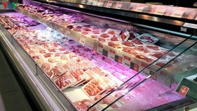 Giá thịt lợn hơi trong cả nước tiếp tục tăng phi mã, lên mức 98.000 - 99.000 đồng/kg.