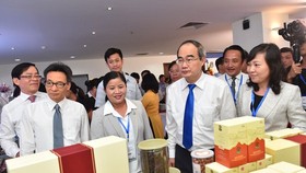 Bí thư Thành ủy TPHCM Nguyễn Thiện Nhân, Phó Thủ tướng Vũ Đức Đam tham quan triển lãm. Ảnh: VIỆT DŨNG 