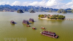 Du thuyền đưa khách tham quan hồ Tam Chúc. (Ảnh: Đại Nghĩa/TTXVN)