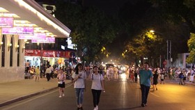 Người dân đi dạo trên phố đi bộ ở Hà Nội. (Nguồn: Vietnam+)