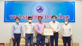 Ông Phạm Ngọc Bình – Phó Chủ tịch HĐQT Tập đoàn PPC An Thịnh trao tặng thiết bị y tế cho lãnh đạo TP Đà Nẵng