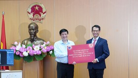 Quyền Bộ trưởng Bộ Y tế Nguyễn Thanh Long tiếp nhận phần mềm DrAid™. 