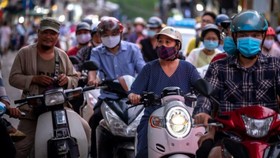 Người dân Hà Nội đeo khẩu trang phòng chống dịch Covi-19. Ảnh: Bloomberg.