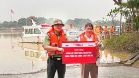 TNG Holdings Vietnam tặng cano cứu hộ cho Bộ Công an 