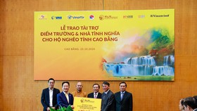 Ông Đỗ Quang Hiển, Chủ tịch HĐQT kiêm Tổng Giám đốc Tập đoàn T&T Group trao tặng 1 tỷ đồng tài trợ xây dựng điểm trường và nhà tình nghĩa cho người nghèo tỉnh Cao Bằng.