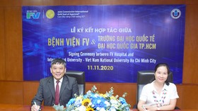 TS Trần Tiến Khoa, Hiệu trưởng Trường ĐH Quốc tế và bà Phạm Thị Thanh Mai - Giám đốc điều hành Bệnh viện FV ký kết thoả thuận hợp tác.