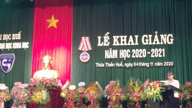 Phạm Thị Thủy đại diện sinh viên phát biểu tại lễ khai giảng năm học 2020-2021 của Trường Đại học Khoa học - Đại học Huế.