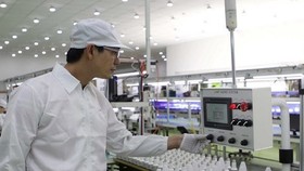 Sản xuất đèn Led tiết kiệm năng lượng của Công ty Kim Đỉnh tại Khu Công nghệ cao Thành phố Hồ Chí Minh. (Ảnh: Thanh Vũ/TTXVN)