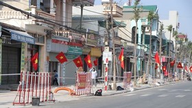 Dãy phố gồm 29 hộ dân ở khu 2 phường Thạch Khôi, Thành phố Hải Dương trong diện thực hiện cách ly y tế để phòng chống dịch COVID-19. (Ảnh: Mạnh Minh/TTXVN)